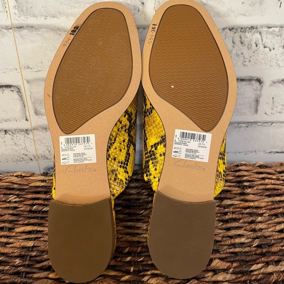 NWOT Women’s Clarks yellow and black snakeskin patterned mule clogs 9.5 - Picture 5 of 7